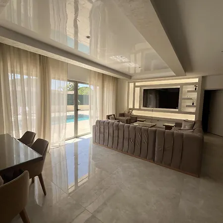 Neuve Avec Piscine 240m2 Capacite 10 Pers, Willa *