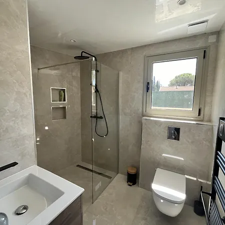 Neuve Avec Piscine 240m2 Capacite 10 Pers,
