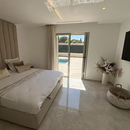 Neuve Avec Piscine 240m2 Capacite 10 Pers, Willa Fréjus