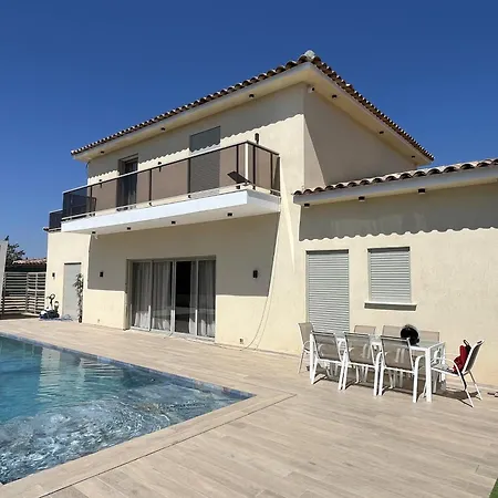 Neuve Avec Piscine 240m2 Capacite 10 Pers, Fréjus
